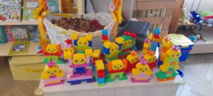 Na stoliku klocki Lego emocje ułożone przez dzieci 