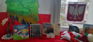 Na parapecie umieszczone są symbole narodowe, mapa Polski oraz pocztówki z największych Polskich miast. 