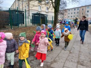Grupa dzieci podczas pochodu z "marzanką"