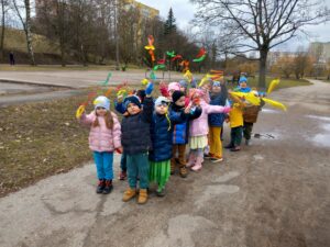 Grupa dzieci wymachuje zielonymi gaikami