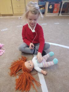 Dziewczynka w trakcie badania lalki