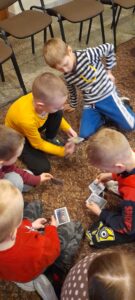 6 dzieci układa puzzle.