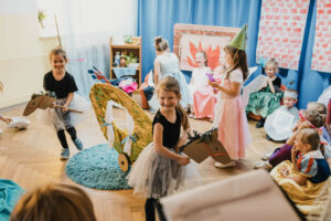 Dzieci wcielający się w rolę bohaterów z bajki Kopciuszek