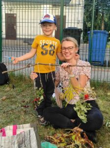 Mama z synem trzymająca jesienną makramę