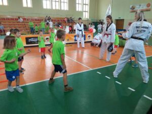 Grupa dzieci i dorosłych ćwicząca judo