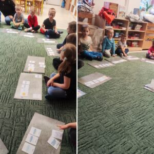 Przedszkolaki siedzące na dywanie z dywanikami matematycznymi oraz obrazkami zjawisk pogodowych.