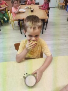 Chłopiec jedzący chleb.