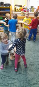 Dzieci tańczące z misiami.