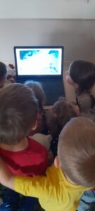 Dzieci oglądające na laptopie bajkę :Miś Paddington