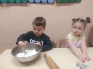 Dzieci przygotowują masę solną