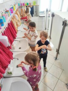 Grupa dzieci myjąca ręce w łazience.