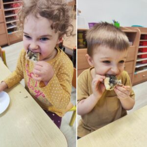 Chłopiec i dziewczynka zajadają cebularze.