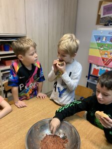 grupa dzieci jedząca wykonaną przez siebie pastę z fasoli