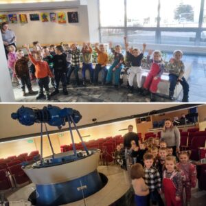 Grupa dzieci w olsztyńskim planetarium na projekcji "Myszki i Księżyc".