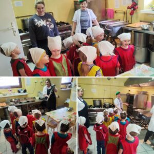 Grupa dzieci w przedszkolnej kuchni razem z Paniami kucharkami.