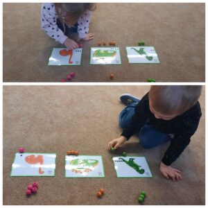Kolaż ze zdjęciami dzieci siedzącymi na dywanie, przed nimi obrazki dinozaurów z kropkami i kolorowe koraliki 