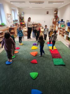 Dzieci podczas zabawy ze ścieżkami sensorycznymi.
