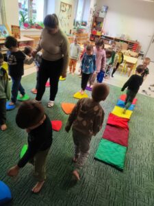 Dzieci podczas zabawy ze ścieżkami sensorycznymi.