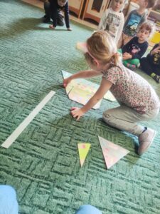 Dziewczynka układająca piramidę zdrowia rozciętą na części