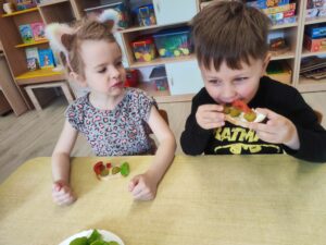 Chłopiec i dziewczynka degustują przygotowane przez siebie zdrowe kanapki.