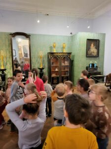 grupa dzieci zwiedza sale muzealne na zamku olsztyńskim