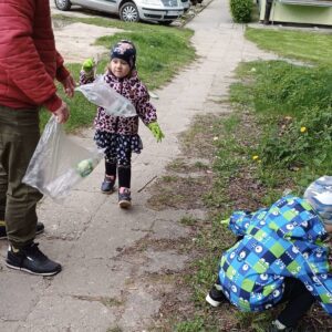 dziewczynka zbierająca śmieci