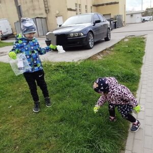 chłopiec i dziewczynka zbierający śmieci