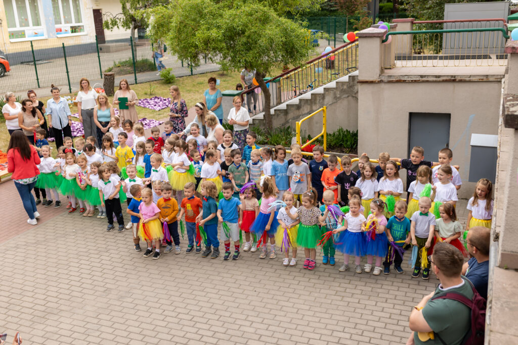 przedszkolaki podczas śpiewania piosenki dla rodziców