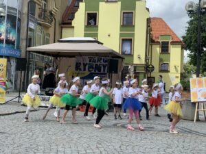 grupa dzieci w kolorowych strojach podczas tanca