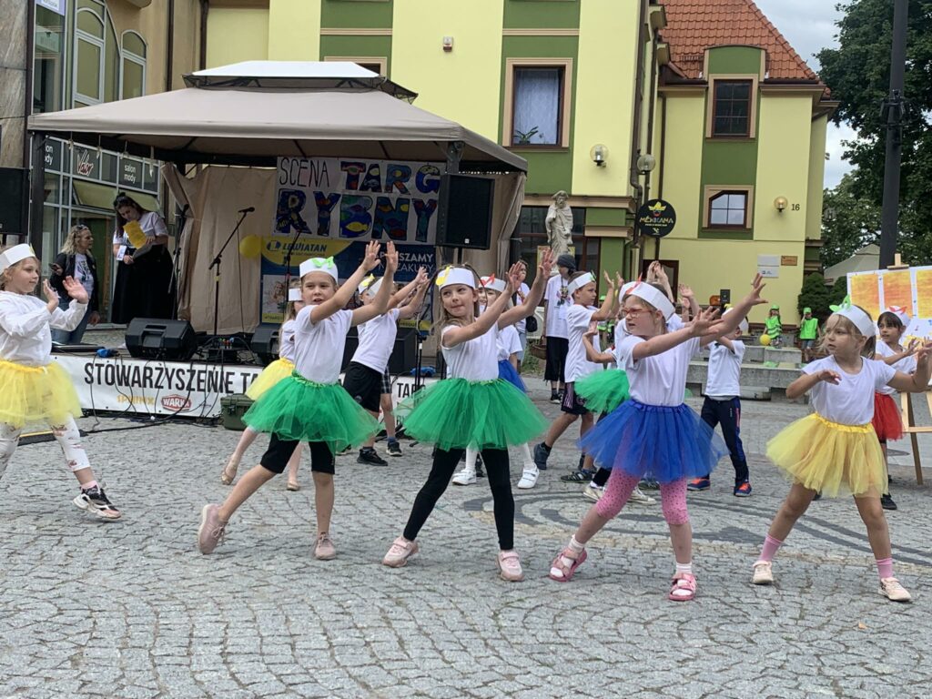 grupa dzieci w kolorowych strojach podczas tańca na olsztynskiej starowce 