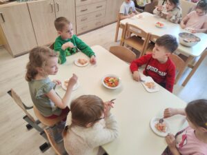 Grupa dzieci kosztująca surówki na bazie rzepy
