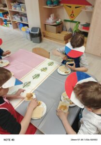 Dzieci przygotowują karlowksie wafle-czeski przysmak