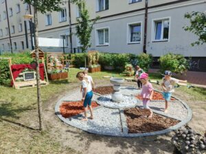 Grupa dzieci na ścieżce sensorycznej