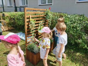 Przedszkolaki w ogrodzie terapeutycznym