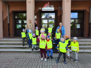 Grupa dzieci pod Szkołą Podstawową nr 14 w Olsztynie