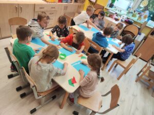 Grupa dzieci wykonująca pracę plastyczną