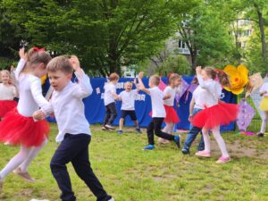 Grupa III podczas występu z okazji dnia mamy i taty