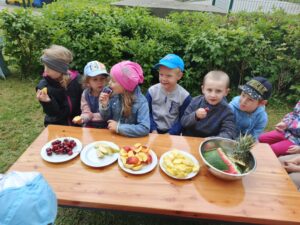 Grupa dzieci podczas pikniku owocowego
