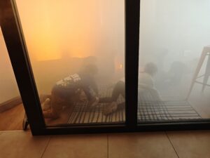 Dzieci podczas ćwiczeń ewakuacji z pożaru.