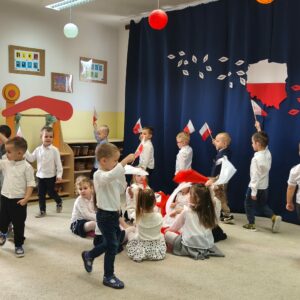 Dzieci podczas uroczystości "Narodowe Święto Niepodległości"
