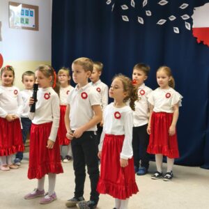 Dzieci podczas uroczystości "Narodowe Święto Niepodległości"