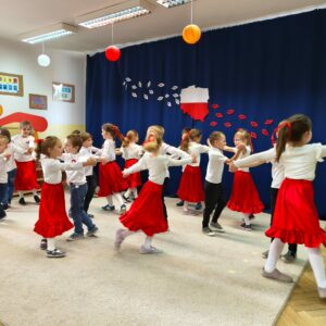 Dzieci podczas uroczystości "Narodowe Święto Niepodległości"