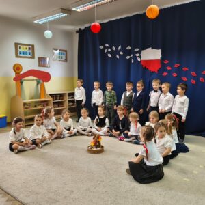 Dzieci podczas uroczystości "Narodowe Święto Niepodległości"