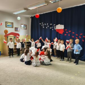 Dzieci podczas uroczystości "Narodowe Święto Niepodległości"