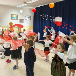 Dzieci podczas uroczystości "Narodowe Święto Niepodległości"