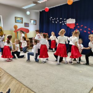 Dzieci podczas uroczystości "Narodowe Święto Niepodległości"