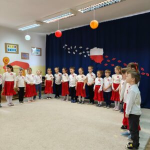 Dzieci podczas uroczystości "Narodowe Święto Niepodległości"