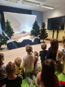 Dzieci oglądające teatr cieni 