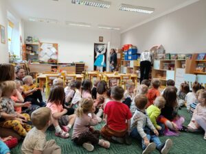 Przedszkolaki witają Kicię Kocię