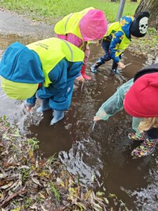 Dzieci pobierające próbki wody z kałuży